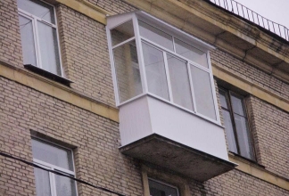 Остекление балкона на последнем этаже: как превратить холодное пространство в светлую зону отдыха