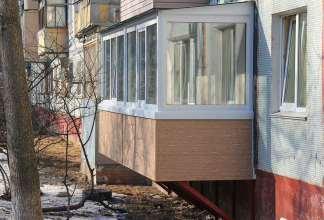 Можно ли пристроить балкон на 1 этаже многоквартирного дома: реальные возможности и подводные камни