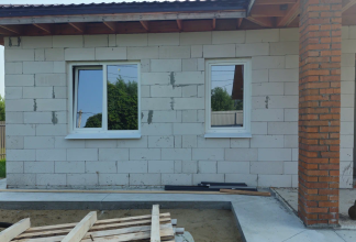 Установка окон в доме из газобетона: как выбрать, подготовить и грамотно смонтировать окно