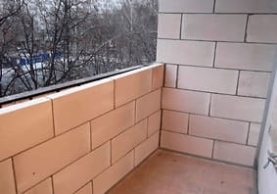 Кладка парапета на балконе из пеноблоков перед остеклением