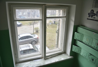Замена окон в подъезде: что нужно учесть, какие конструкции выбрать