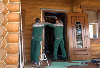 Установка железной двери в деревянном доме своими руками: как не промахнуться и сделать всё правильно