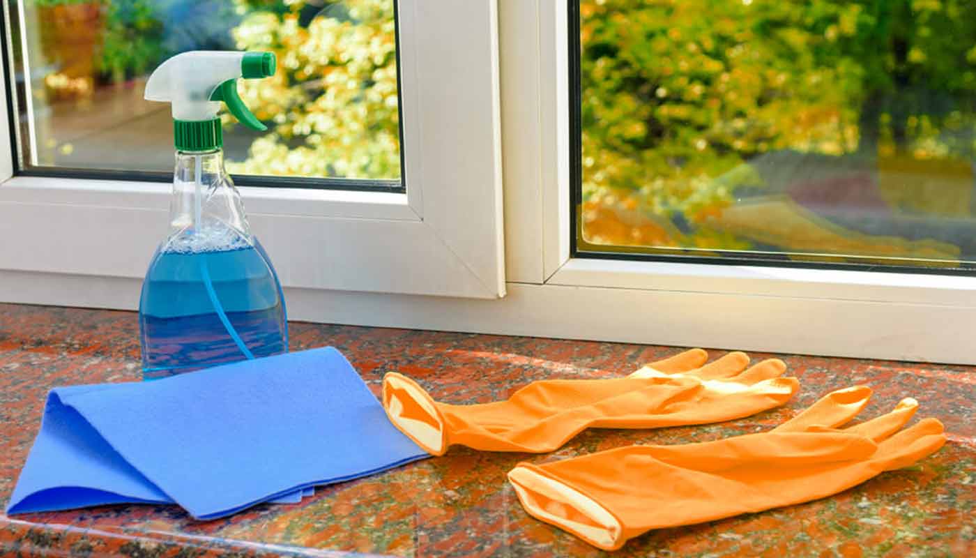 How to clean windows. Чистка пластиковых окон. Протирает подоконник. Подоконник помыть. Финишная уборка окон, подоконников, отопительных приборов.