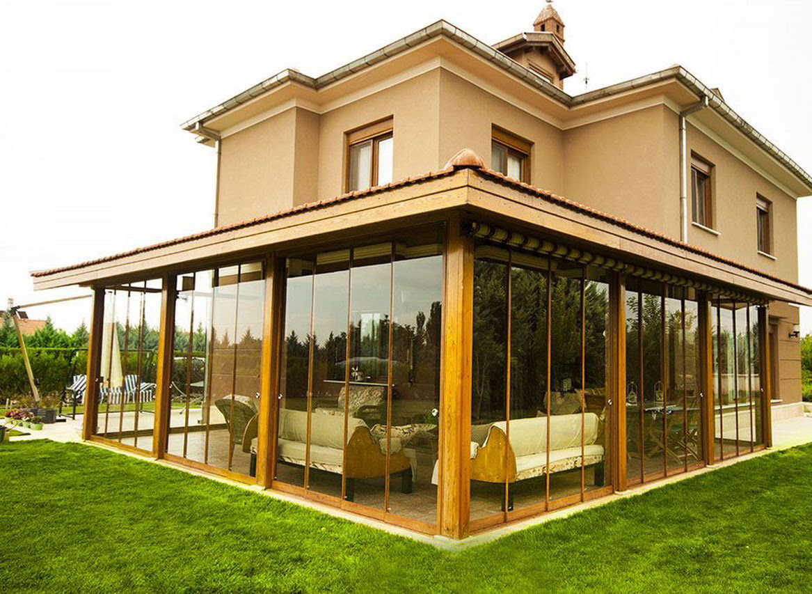 Остекление крыльца частного дома в Москве: цены, застеклить загородную дачу
