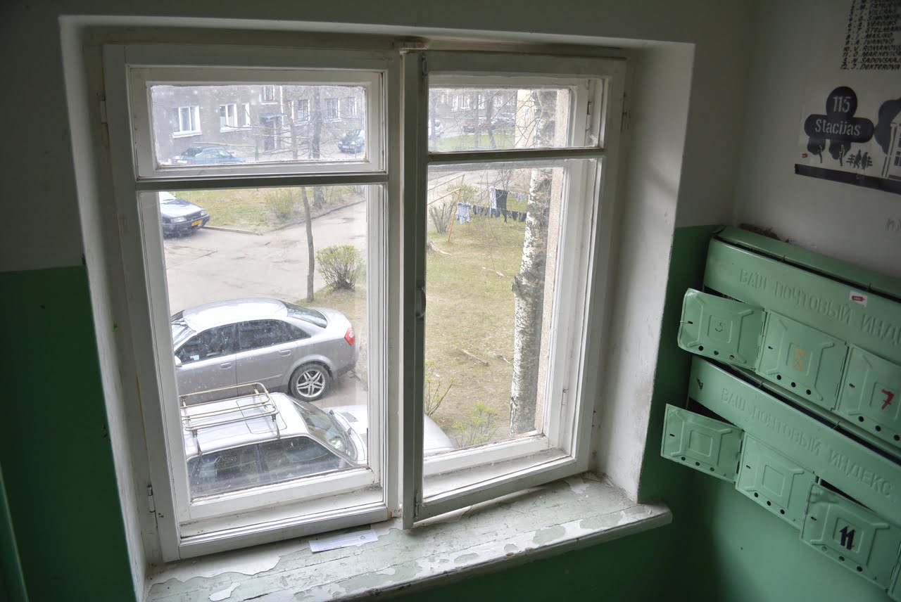 Окно подъезд ремонт. Советские деревянные окна. Советская оконная рама. Деревянные окна в подъезде. Пластиковые окна в подъезде.